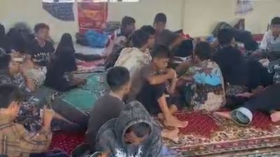 Ratusan Santri Asal Aceh Tengah Mengungsi di Masjid Raya Bireuen