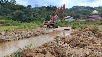 PSI Bantu Bersihkan Sawah Petani Yang Tertimbun Batu‎ Dan Gelondongan Kayu